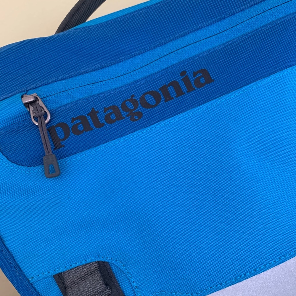 Patagonia Mini Messenger Bag dimensions 15 x 10 x 6.5 in
Fits Laptop 13 in